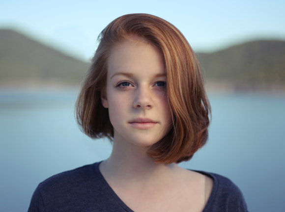 Junge Frau mit roten Haaren